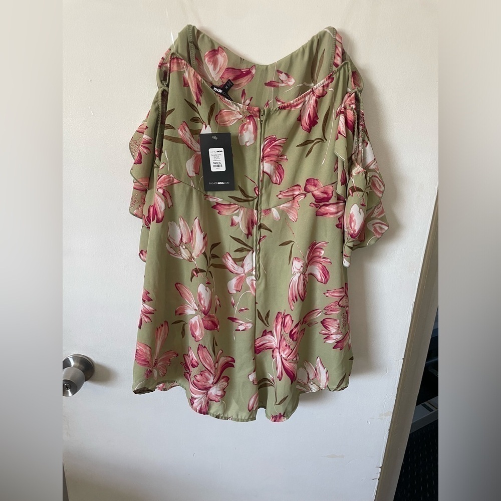 • Floral Romper

• Ruffle Detail
• Hidden Back Zipper
• 100% Polvester - Picture 13 of 14